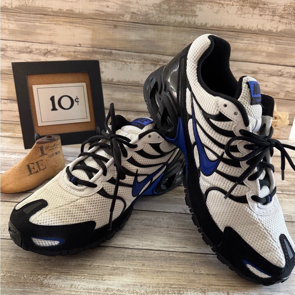 Nike White and Black Sneakers with Dynamic Design